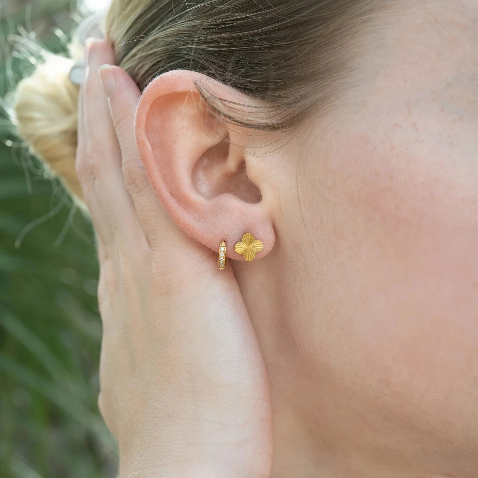 18K Gold PVD Clover Stud Earrings - Image 4